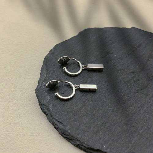 Stylish and simple mosquito-repellent disc ear clip without piercing, small metal pendant, 925 silver needle personalized earrings, versatile for commuting