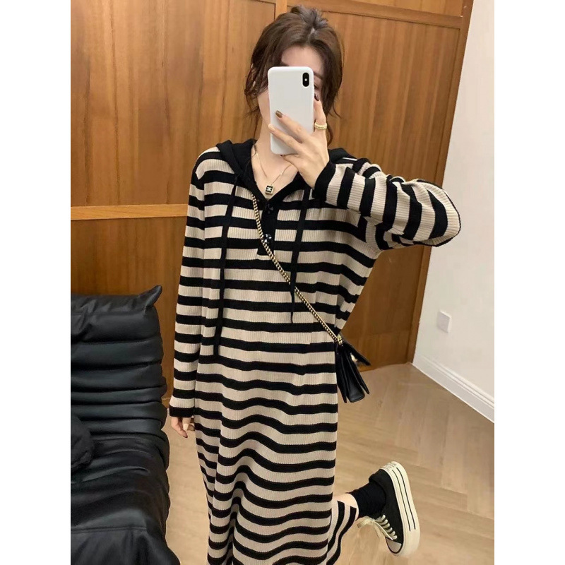 Maternity dress for spring and autumn 2026, new French retro style, hooded mid-length knitted striped nursing sweater Maternity dress for spring and autumn 2026, new French retro style, hooded mid-length knitted striped nursing sweater
