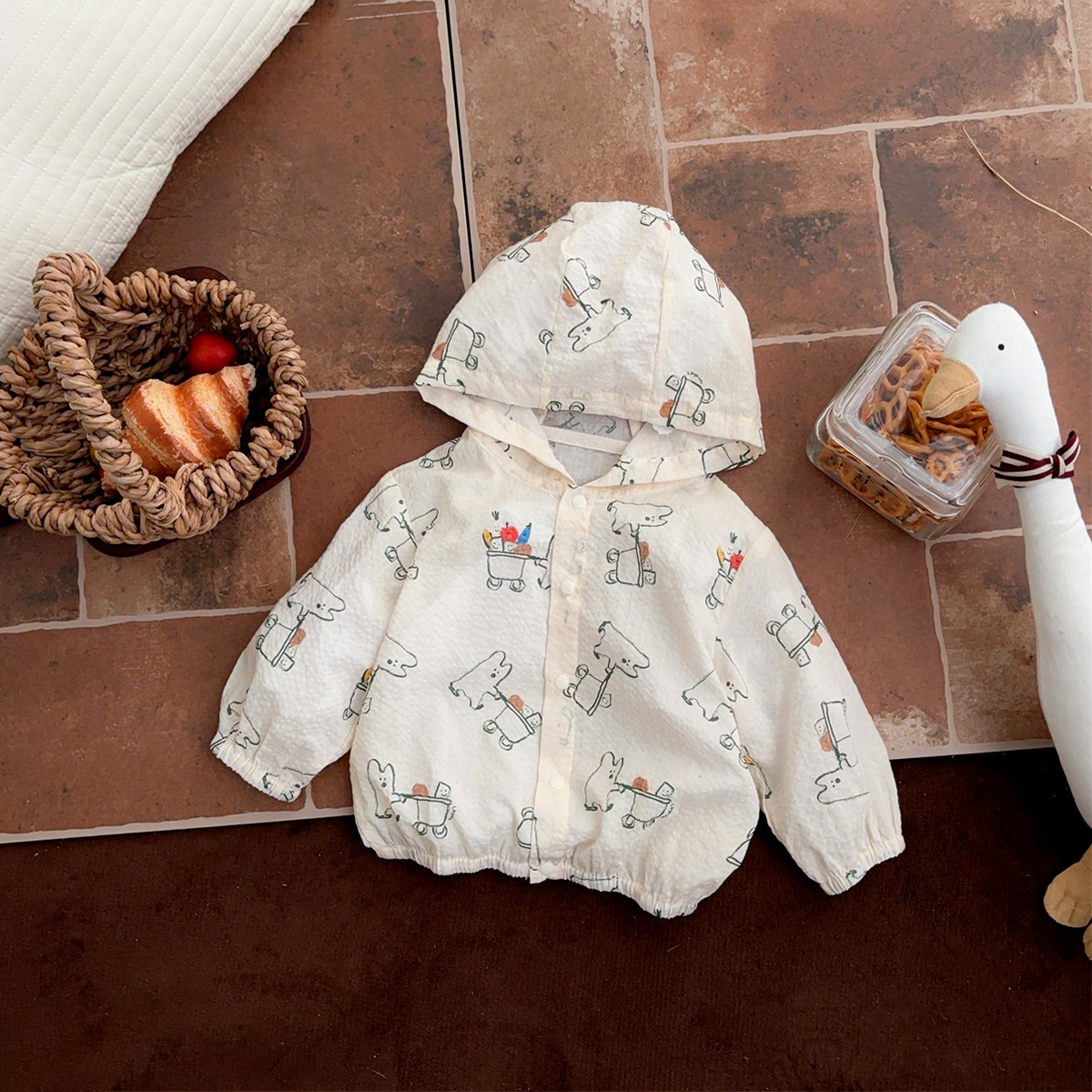 Traje coreano para niños, nuevo estilo de verano, estilo occidental, pantalones cortos ligeros coreanos, chaleco, traje de tres piezas con ropa de protección solar impresa en el interior