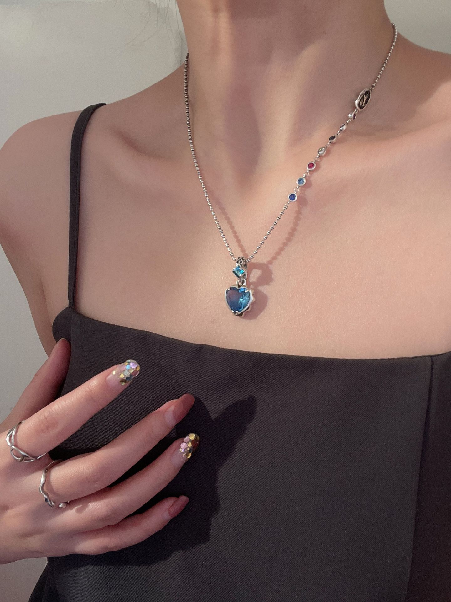 Collana con ciondolo a forma di torta con zirconi blu e argento, catena per clavicola da donna, design di nicchia leggero e lussuoso, avanzato 2022_voghion.com