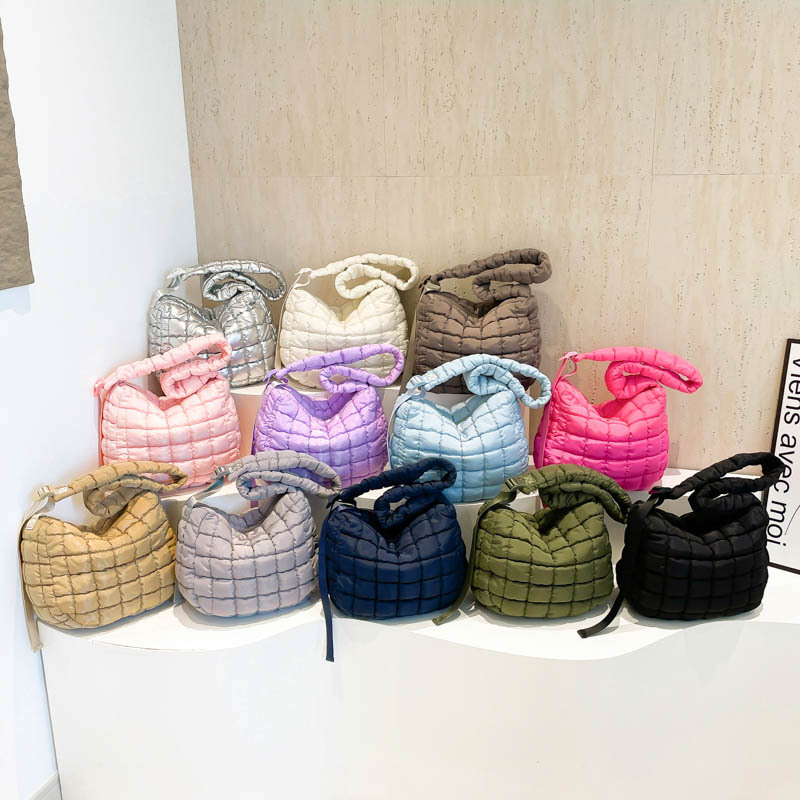 한국 스타일 패션 대용량 가방 여성의 2023 새로운 플리츠 클라우드 백 틈새 간단한 캐주얼 올 매치 숄더 백