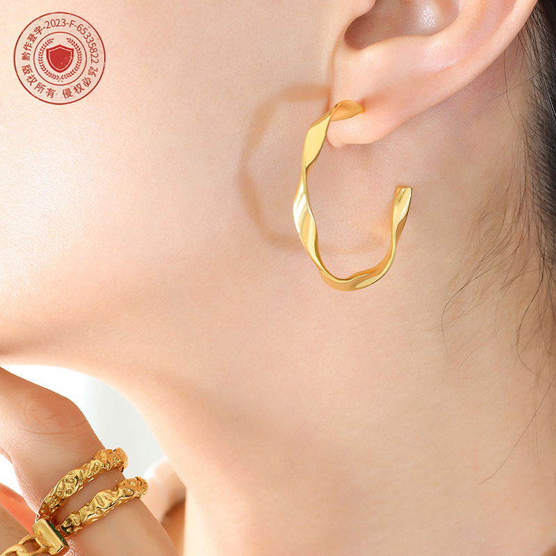 Pendientes de línea retorcida de diseñador romano diseño personalizado pendientes de temperamento versátil de tipo C pendientes de oro de 18k chapado en acero de titanio