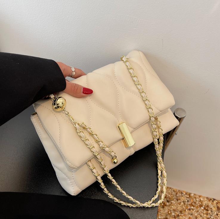 Bolso de moda de estilo occidental para mujer 2025 nuevo bolso cuadrado pequeño de moda de todo fósforo bolso de mensajero de un solo hombro con cadena de ocio de alta gama