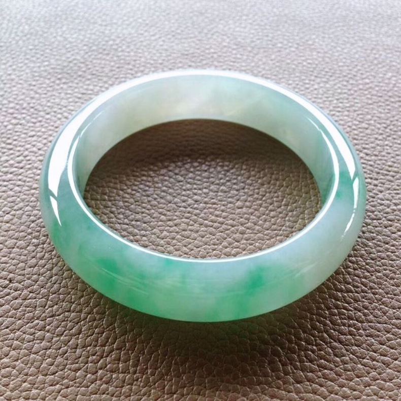 Vòng tay ngọc bích tự nhiên nữ băng chủng màu xanh nhạt chi tiết 5