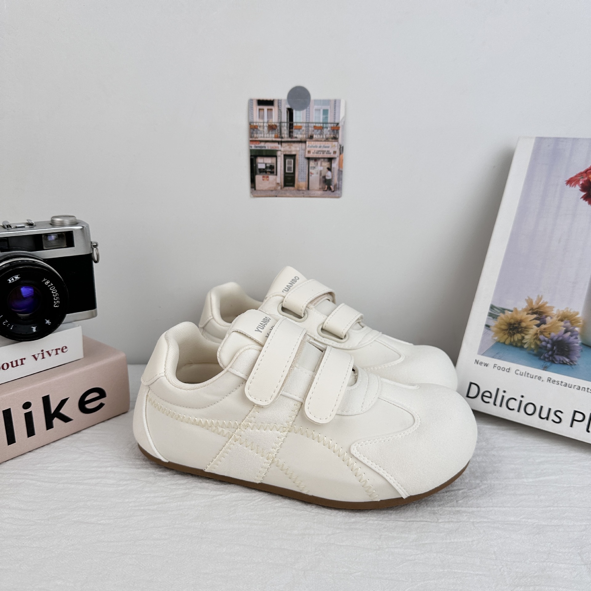 Zapatos de entrenamiento de mujeres Yuan Bode 2025, nuevos zapatos de suela delgada de verano, zapatos de bolsillo, zapatos de cabeza grande, horribles y bonitos.