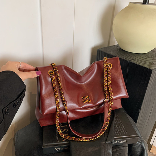 Large capacity bags for women in autumn and winter all-matching 2024 new simple chain shoulder bag casual commuter bag