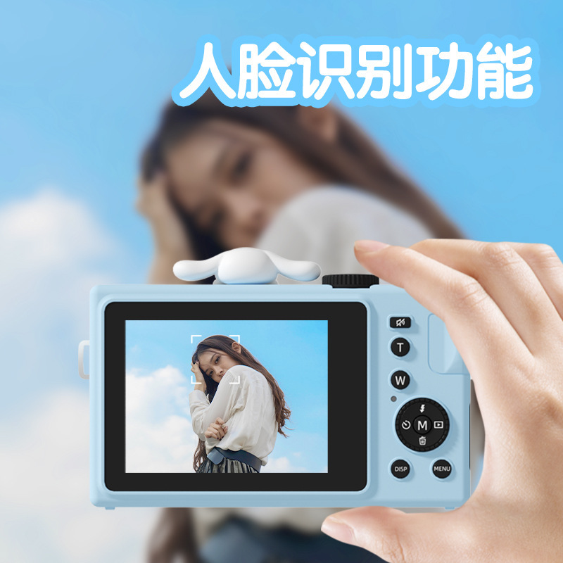 億はクロミの子供のカメラのおもちゃを探して写真を撮ります。|undefined