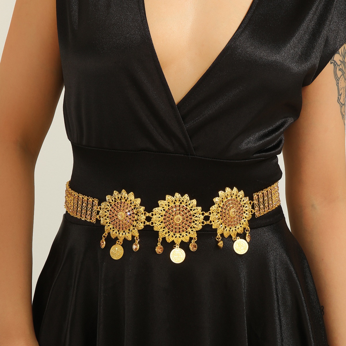 Europäische und amerikanische Duschkette mit durchbrochenem Diamantmuster und Nieten für Damen, Taillenaccessoire mit Metallmünzenquaste_voghion.com