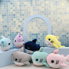 創意好玩咬手手鯊魚毛絨公仔鑰匙扣個性時尚包包掛件商店抓機貨源