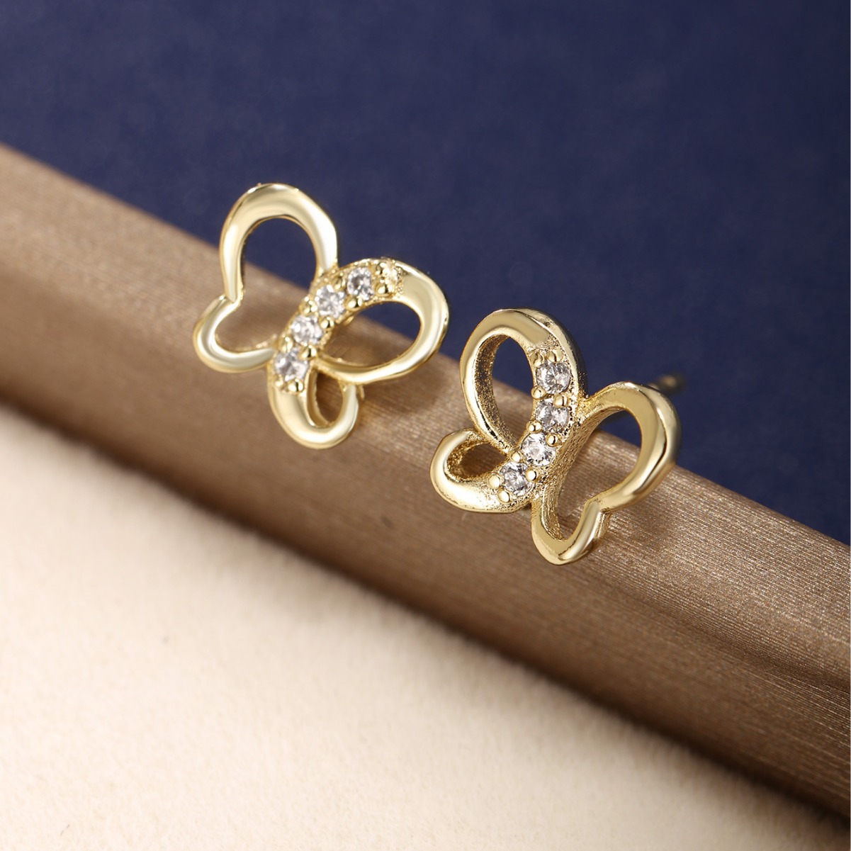 Joyería Xuping aleación de cobre chapado 14K oro pequeño pendientes de alta sensación de nicho ligero pendientes de zircón de lujo pendientes