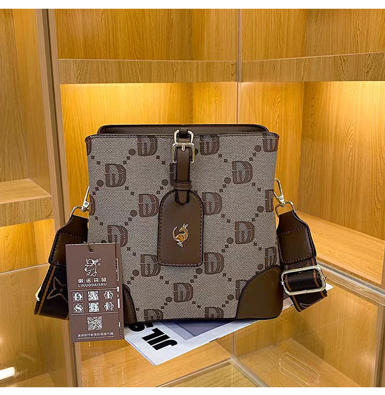 2023 Autumn New Live Broadcast Hot Style Contrast Color Bucket Bag One Shoulder Crossbody Fashion Wide Shoulder Strap Women's Bag Manufacturer _voghion.com