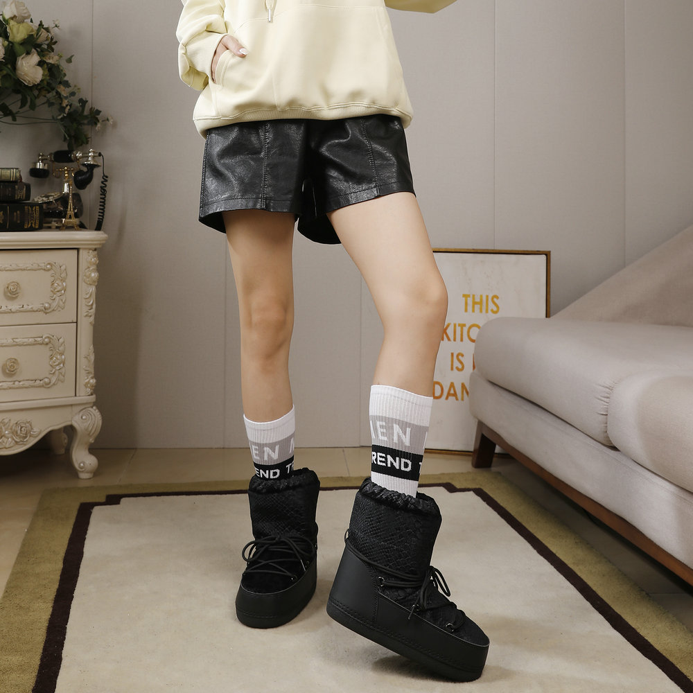 Botas espaciales 2025 transfronterizas de gran tamaño para invierno, botas de esquí tipo luna, elección de influencers, botas de nieve de felpa gruesa a media pantorrilla.