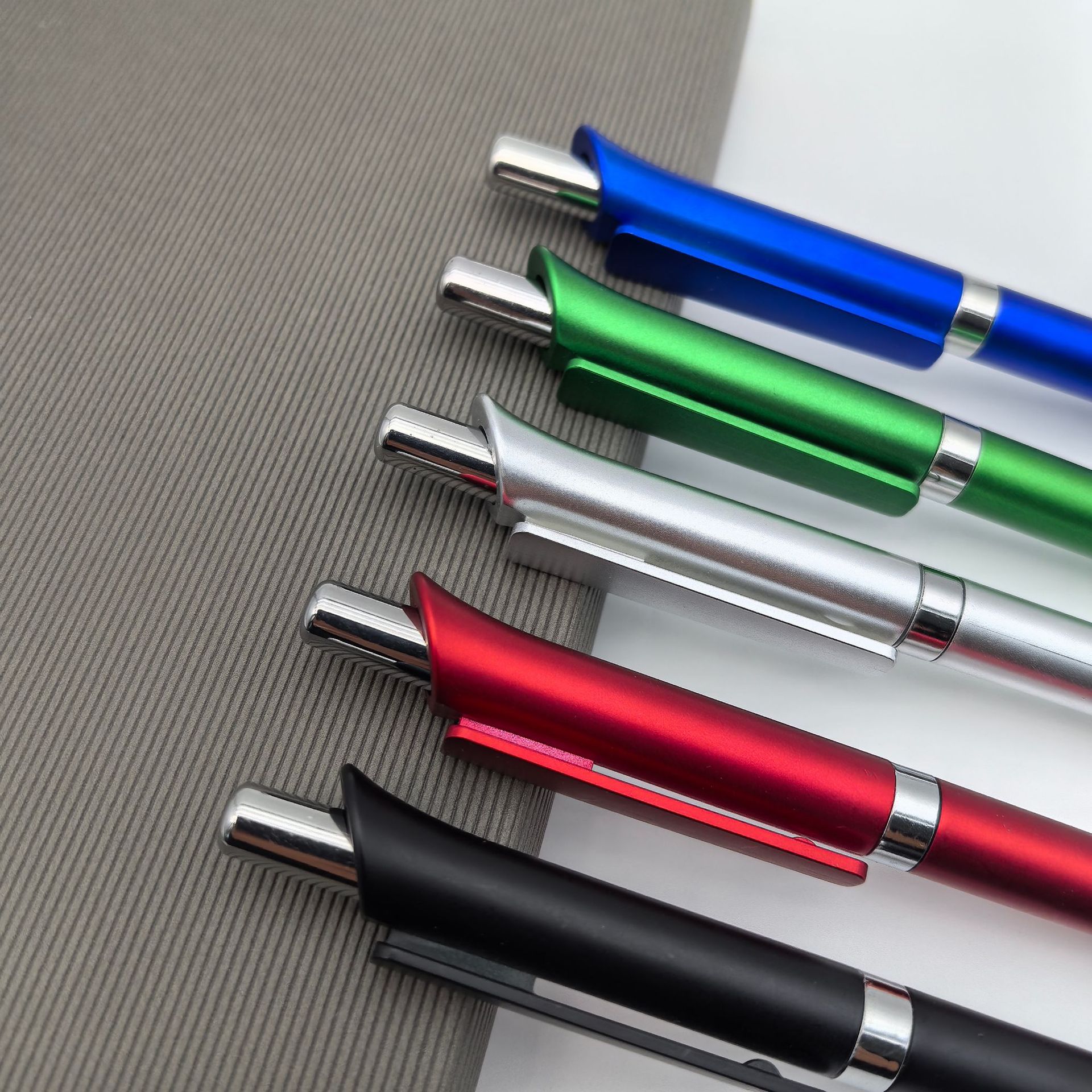 Presione el bolígrafo publicitario, poste de pintura en aerosol clásico, bolígrafo de plástico, regalo, promoción, bolígrafo publicitario, personalización