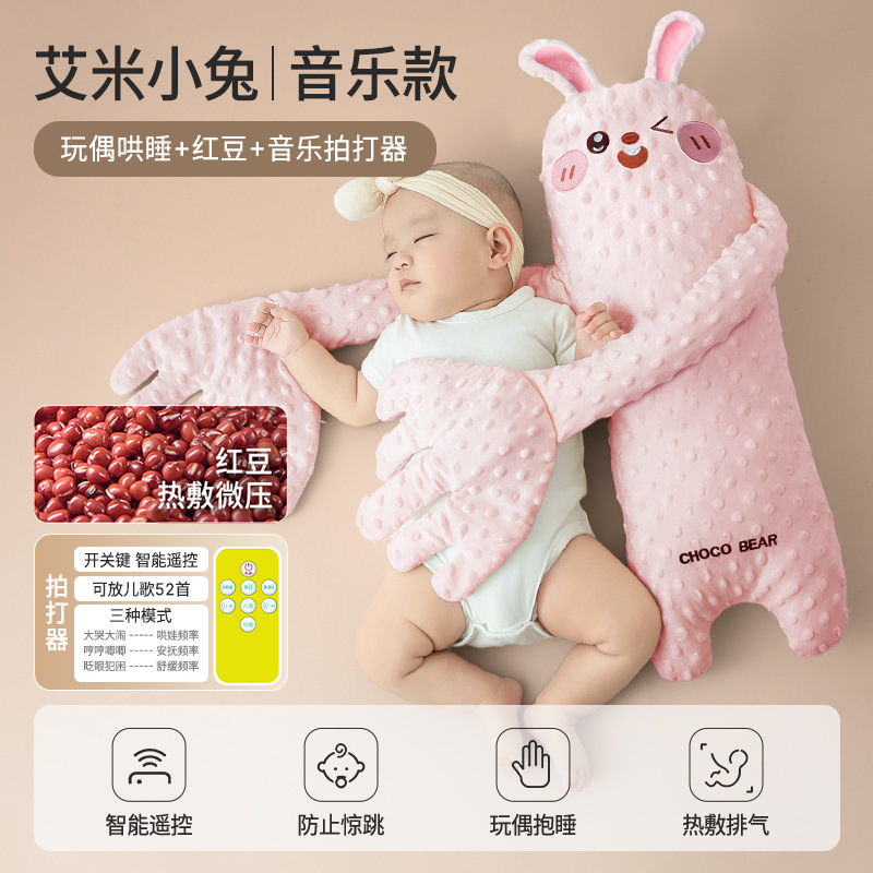 Bebé acariciando el sueño, tranquilizando las palmas, persuadiendo al bebé para que duerma, el bebé se acuesta, persuade al bebé para que se duerma y duerma, bofetada en febrero