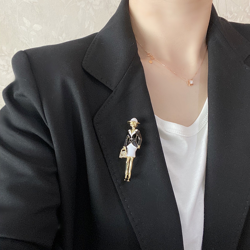 2022韓国の新型の精巧なダイヤモンドの名媛の美人のピンの漫画の人物の胸の花の高級な服は復古のブローチを飾ります。