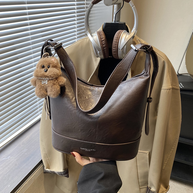 Otoño y invierno de alta calidad bolso de viaje para mujeres 2025 nuevo estilo de moda moda bolso de brazo de hombro retro bolso de cubo