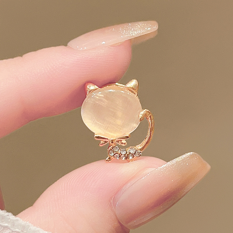 Cat's Eye Stone Anti-Exposure Artifact, High-End Seam-Free Small Brooch for Women, Versatile Elegant Neckline Tightening Pin to Fix Clothes