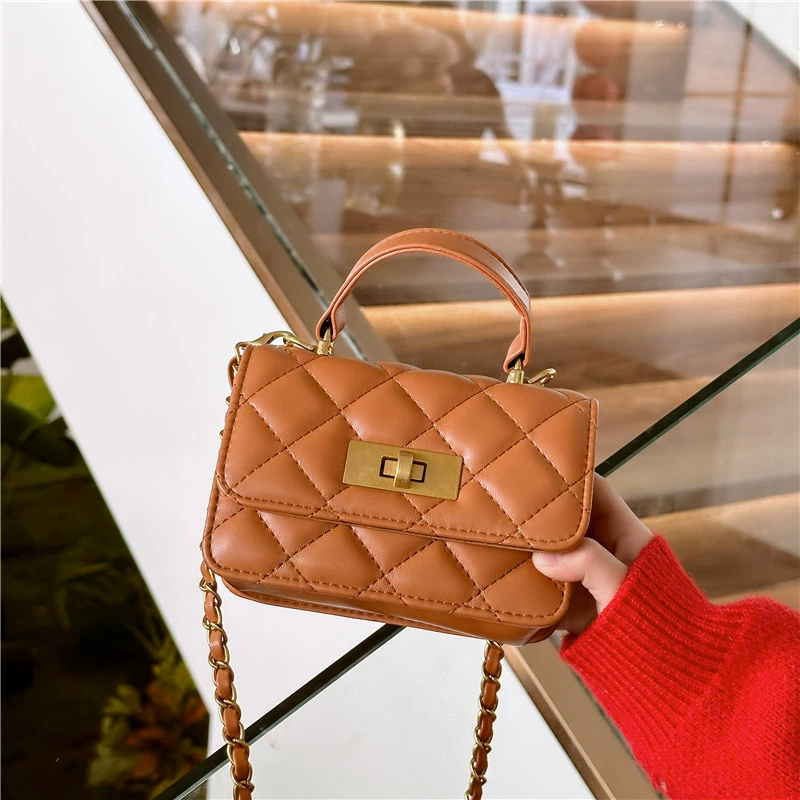Детская сумка, цепочка, сумка через плечо, аксессуар, помада, стиль Chanel, тренд сезона, сумка на цепочке