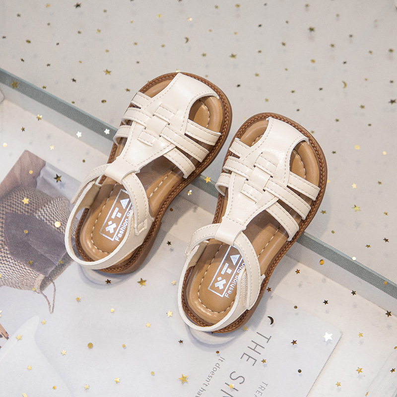 Sandalias para niñas 2025 nuevo estilo verano niña estilo occidental princesa niño mediano fondo suave Baotou verano zapatos para niños