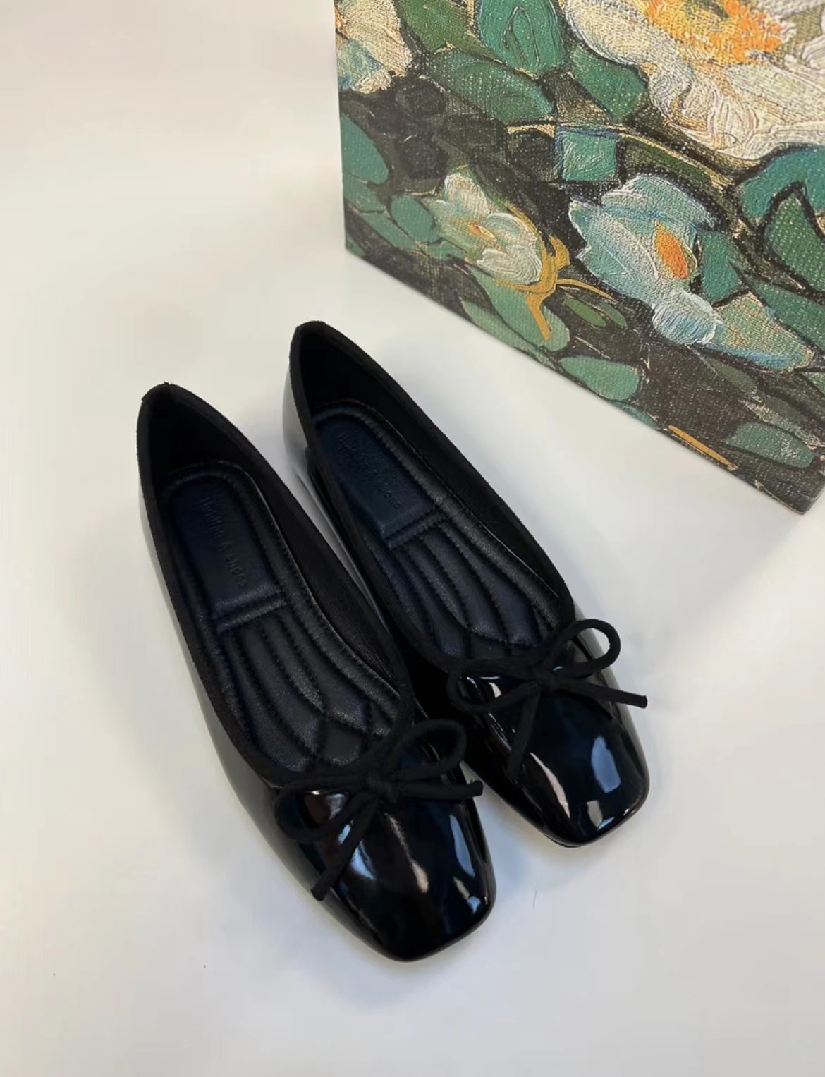 검은색 평평한 바닥