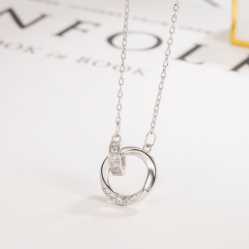 Diamond-encrusted double-ring Möbius ring couple necklace, a pair of men and women's light luxury niche high-end Valentine's Day gift