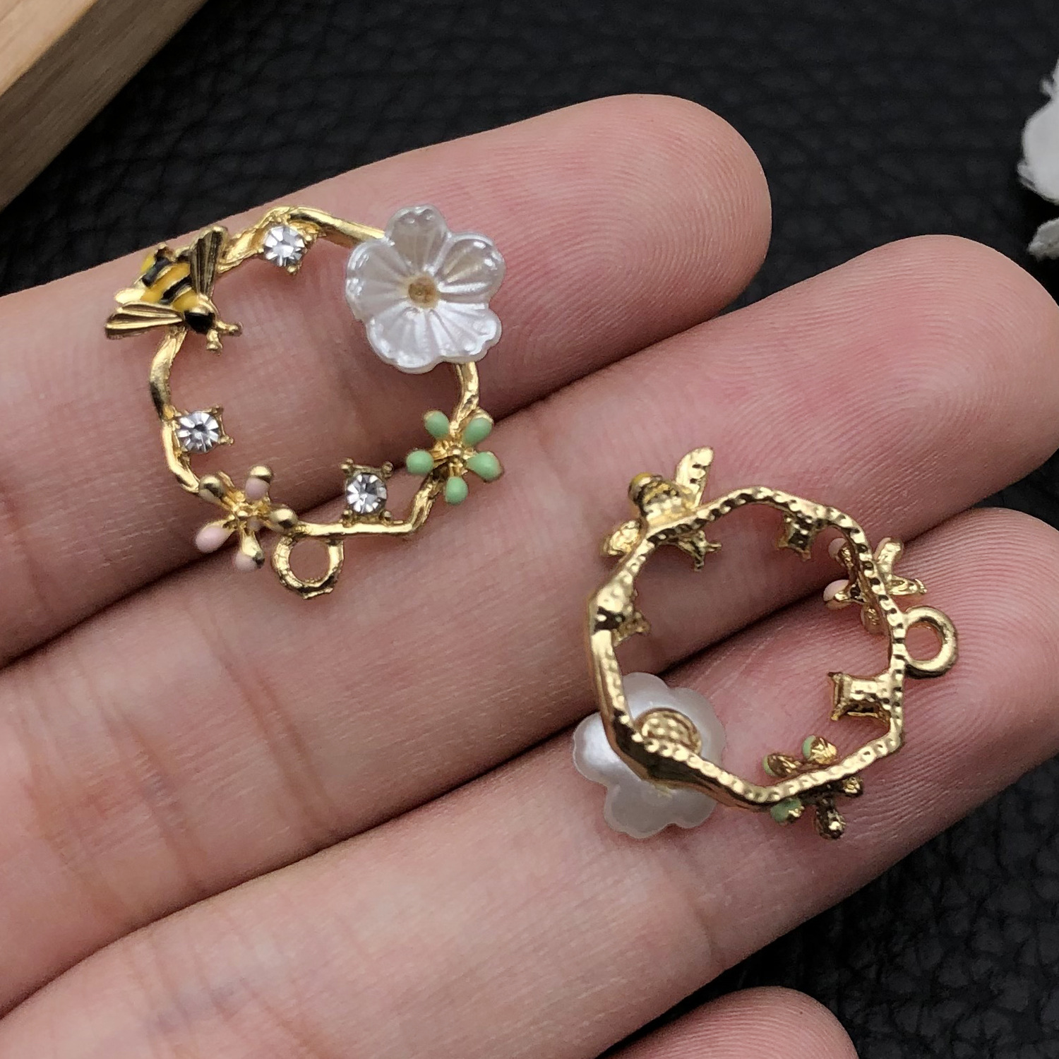 16961-滴油kc金白花蜜蜂圈吊坠16x14-1.3g-0