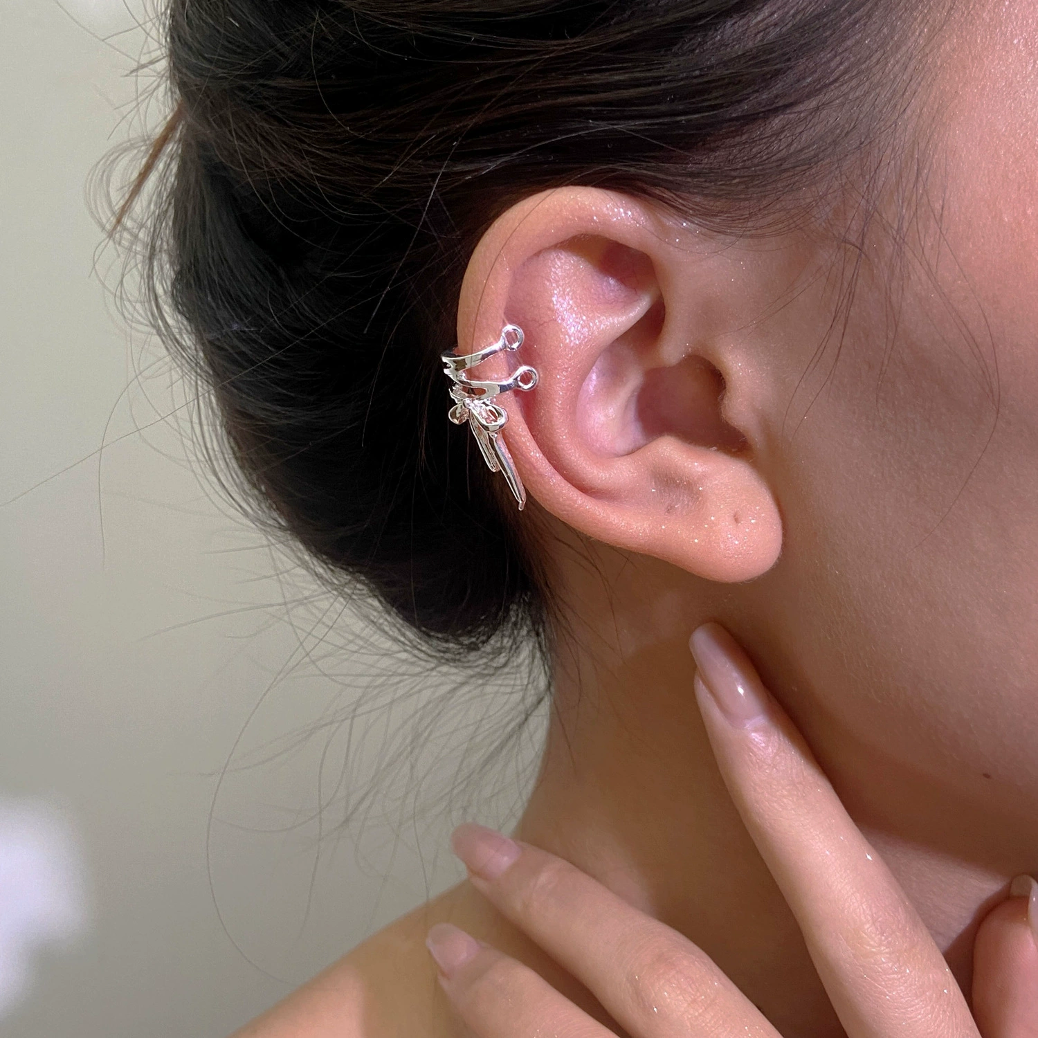 Серебряный пояс с бантом, брендовые клипсы для ушей, серьги без прокола, яркий запоминающийся стиль, качественное исполнение