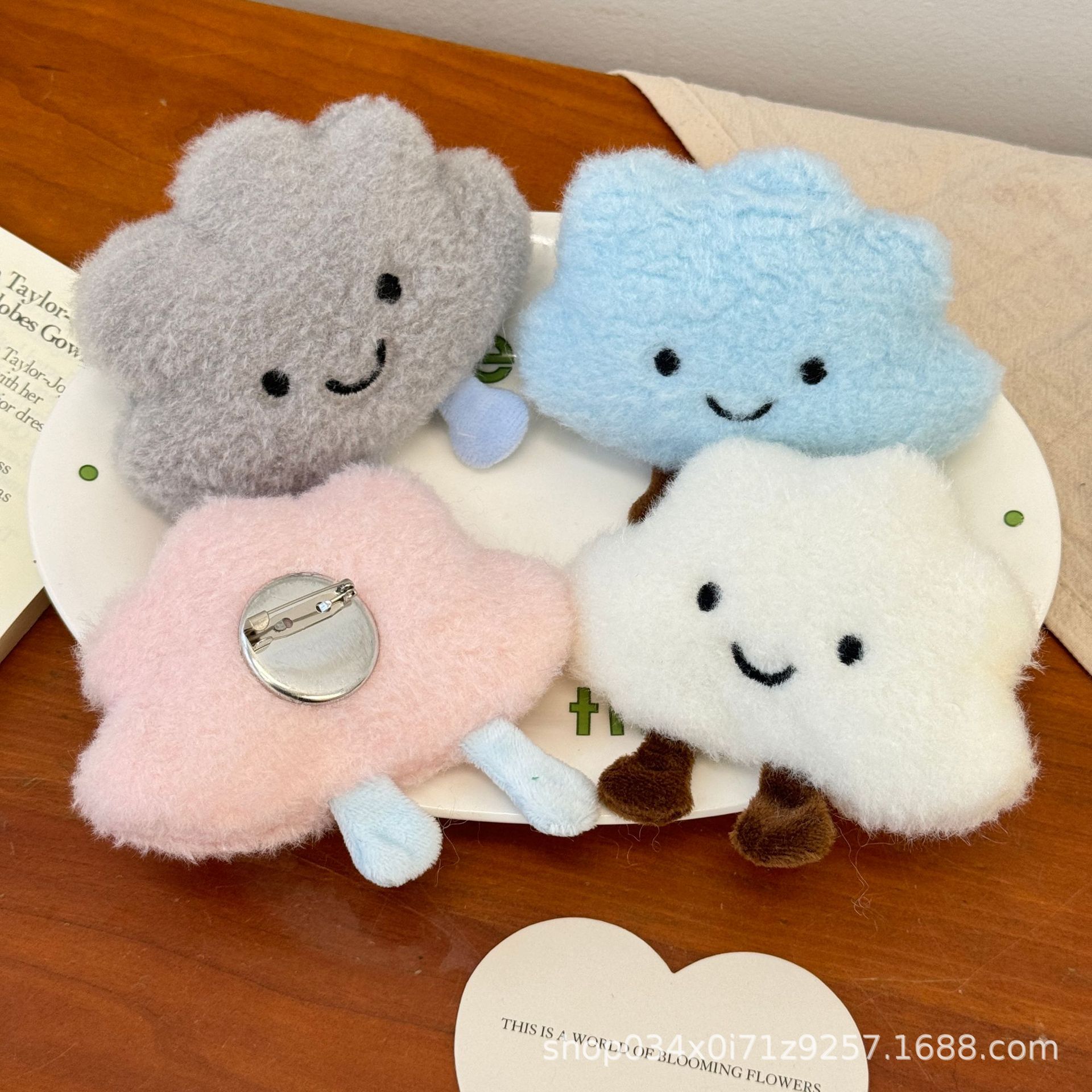 Nuevos lindos broches de peluche nubes accesorios muñecas de dibujos animados bolsos accesorios de decoración joyas DIY