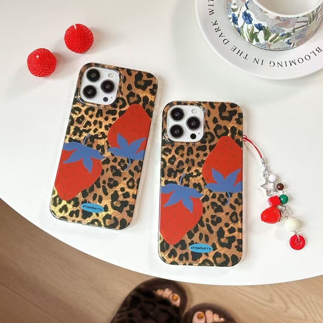 Dulce y cool chica con estampado de leopardo fresa 15ProMax nueva funda para teléfono iphone16 para Apple 14 mujer 13 colgante
