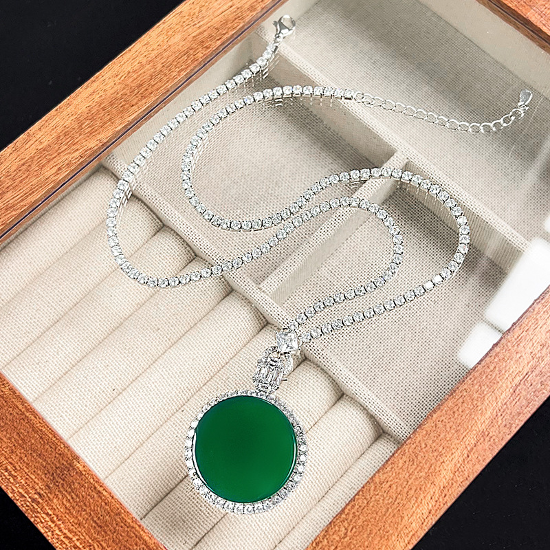 Otoño e invierno nuevo estilo Zhuangshengsheng Jewelry Ping An Wuai marca colgante collar de calcedonia regalo de cumpleaños piedra principal 25*25