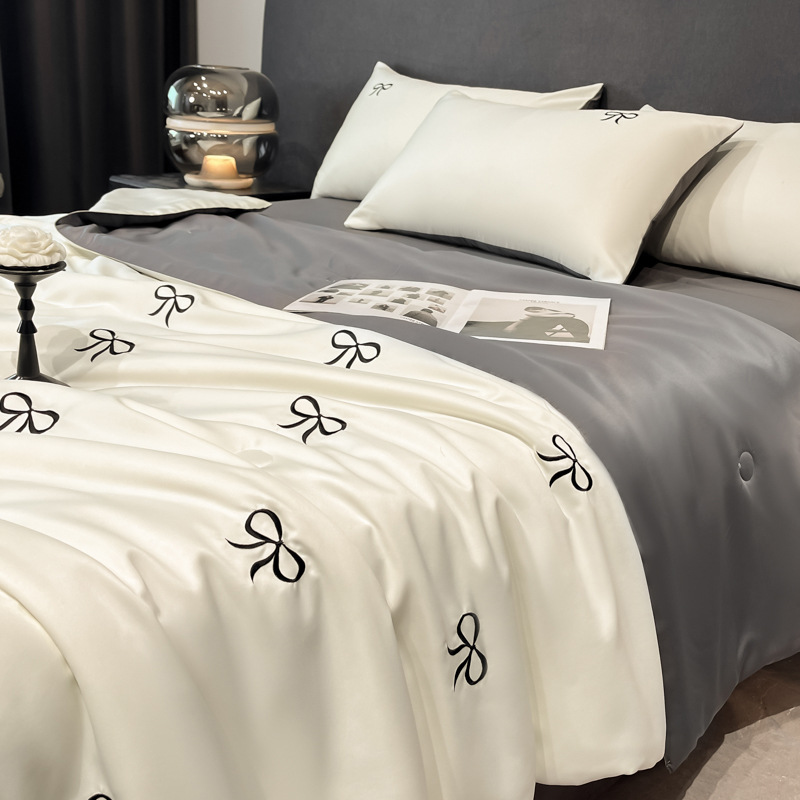 Juego de cuatro piezas de cama de edredón fresco de verano de seda helada 2025 nuevo juego de tres piezas de ropa de cama y sábanas individuales de verano de alta gama de lujo ligero