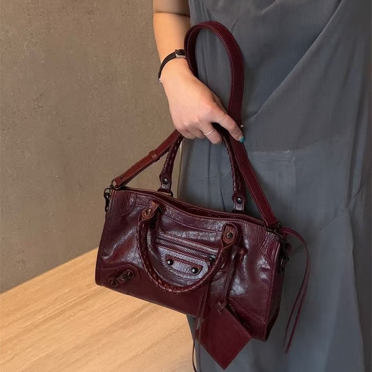 2026 New Lecity Motorcycle Bag Oil Wax Cowhide Niche Retro Studded Tote Bag Large Capacity Commuter Handbag For Women - Thumbnail 3