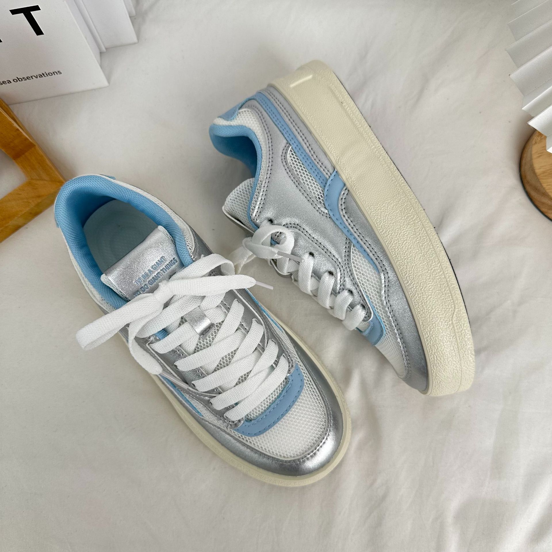 Yuanbo 2024 primavera y verano malla transpirable zapatos blancos de mujer coreana versátil Harajuku zapatos de lona deportivos zapatos de skate casuales