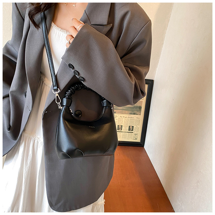 Texture Handheld Wrinkled Dumpling Bun Korean Version Ins Simple and Versatile Shoulder Bag 2024 Niche Design Crossbody_voghion.com