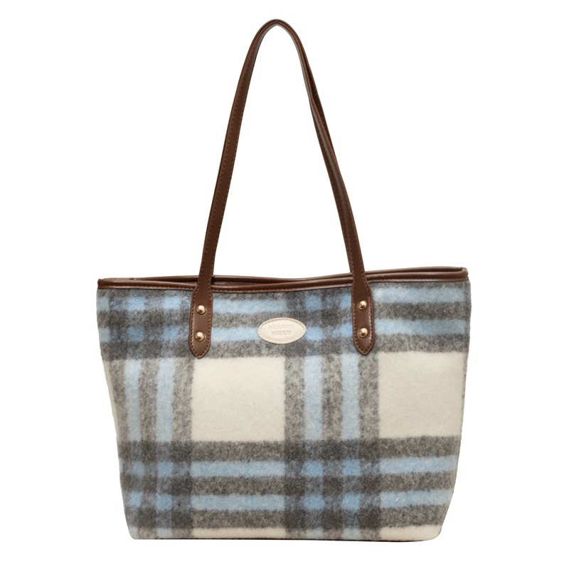 Universal brand retro capacious one-shoulder bag, 2023 collection