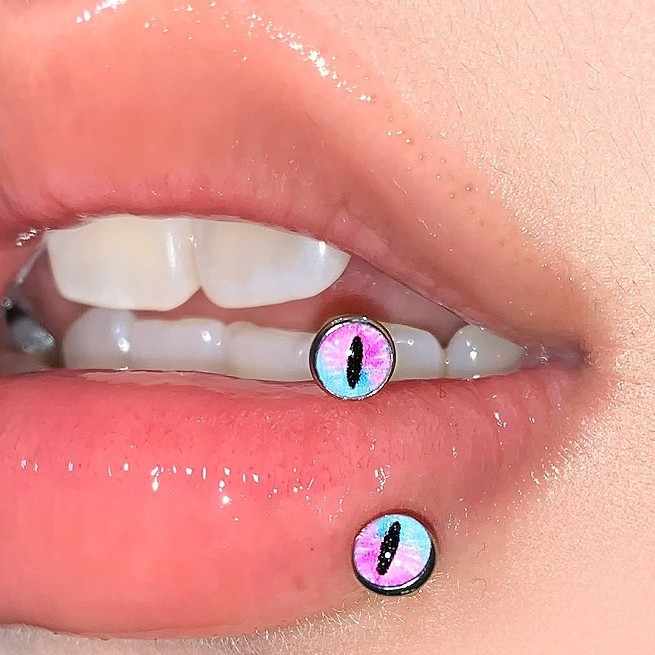16G labret stud size and finish detail