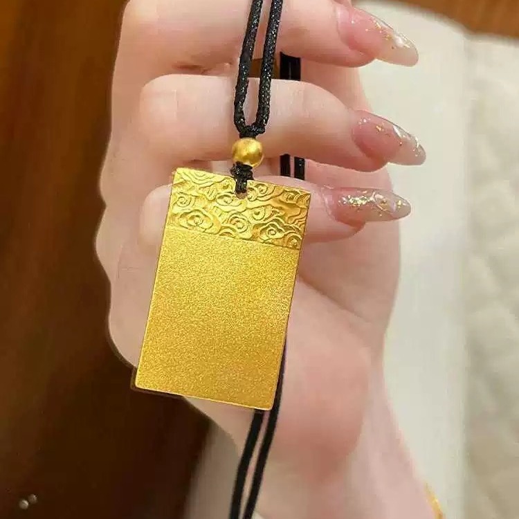 Ciondolo in oro sabbia Vietnam, da uomo e da donna, con lo stesso motivo antico e fortunato di nuvole placcato in oro, marchio sicuro_voghion.com