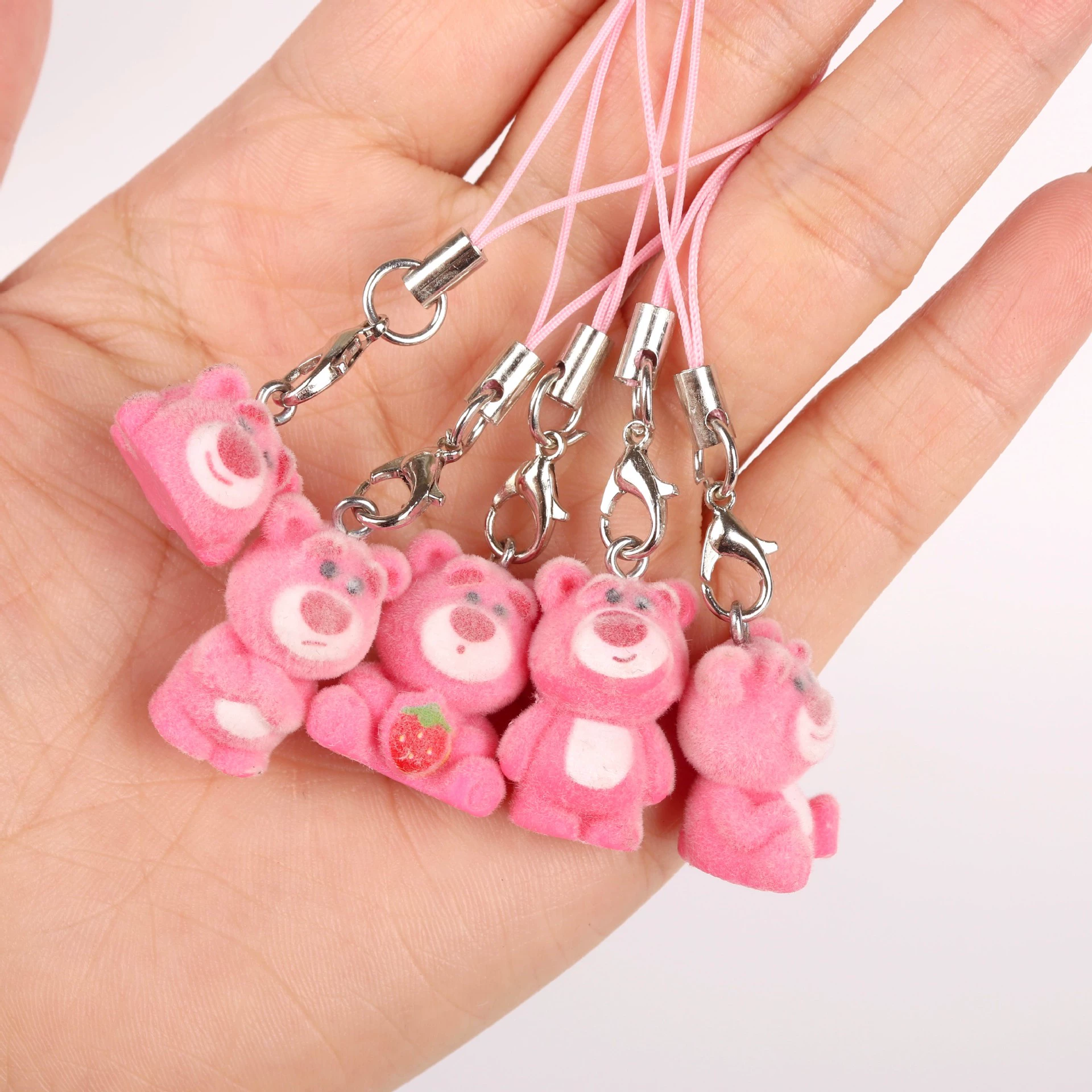 Новые аксессуары из смолы в виде клубничного медведя с эффектом флокирования, DIY чехлы для телефонов, настольные украшения, материалы для брелоков, оптовая упаковка