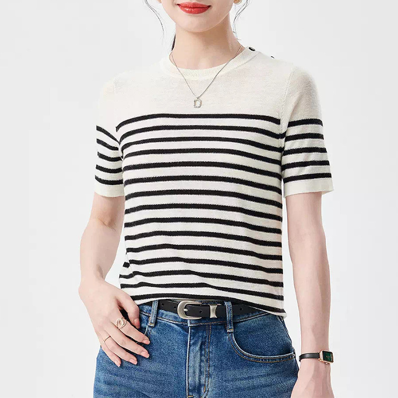 Summer knitted short sleeve T-shirt with a round collar