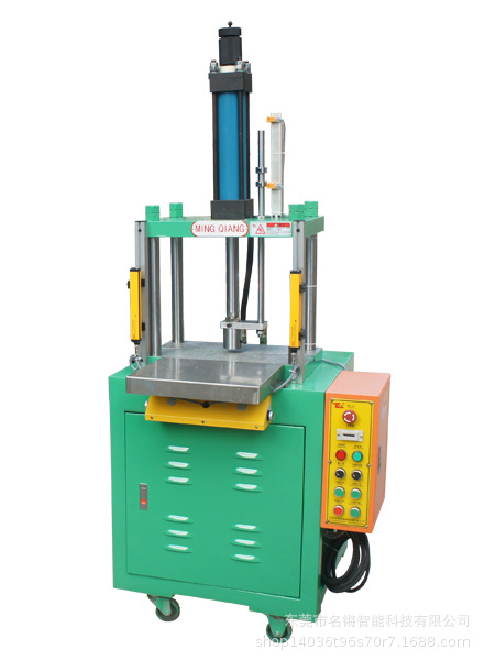 【小型四柱油压机】东莞名锵生产小型四柱油压机客户定制满意