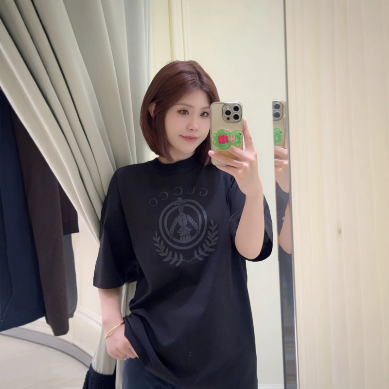 26Ss New Summer Model, Counter-Quality Original Label Gu Brand Knight Badge Letter Print Short-Sleeve T-Shirt for Men and Women 26Ss New Summer Model, Counter-Quality Original Label Gu Brand Knight Badge Letter Print Short-Sleeve T-Shirt for Men and Women