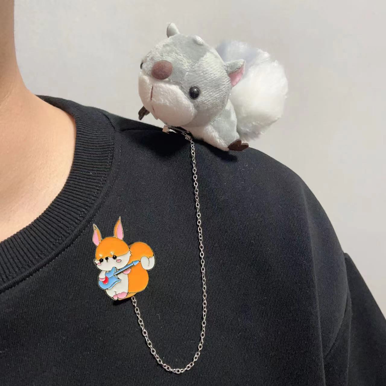 다람쥐 체인 브로치 기타 (회색)
