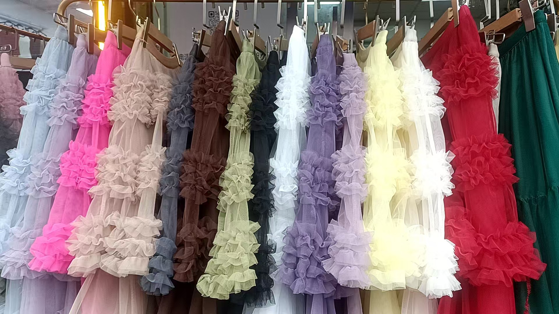 2025小衆アンドロメダの雰囲気感ロングスカート韓国系シンプルなネット糸は、ケーキを重ねてスカート4809を着ている