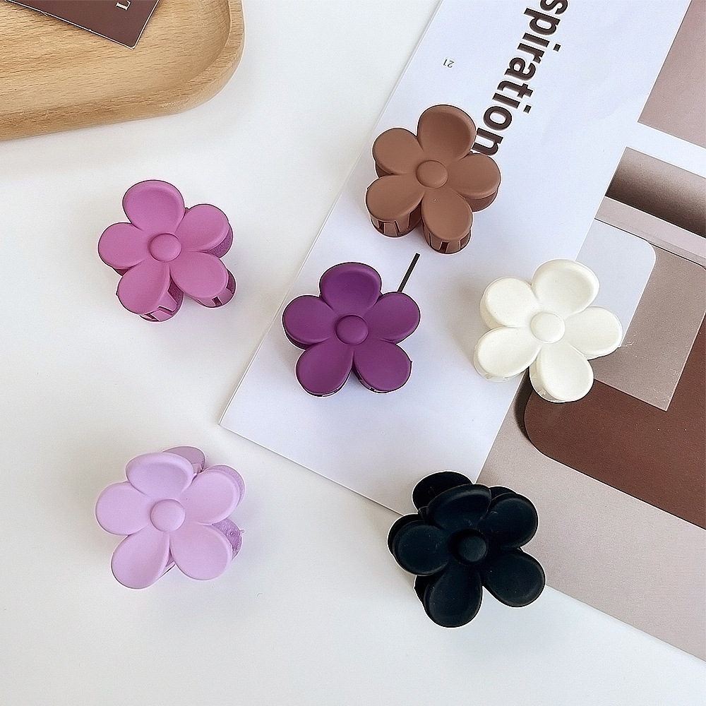 Spring Solid Color Irregular Shaped Petals Small Hair Clip display picture 1