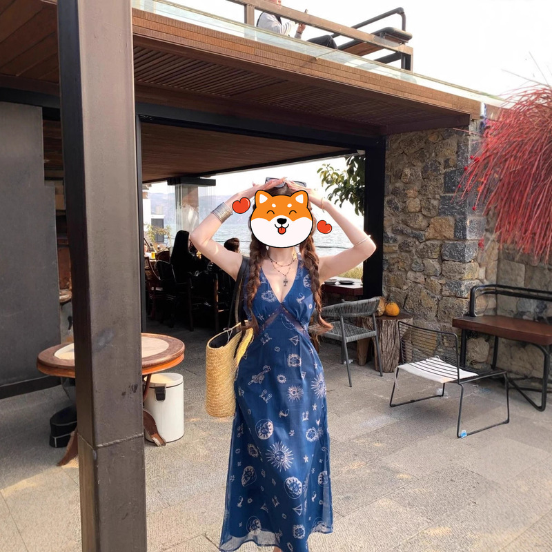 Vacation Style V-Neck Printed Suspender Dress, Feminine and Versatile, Waist Slimming Look, A-Line Retro Long Skirt, New Summer Style