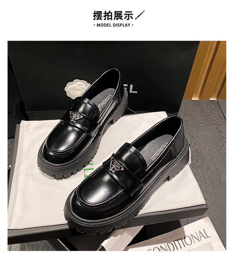Giày lười nữ mũi tròn đế cao gót vừa 3–5 cm, da lìa logo tam giác — Màu đen chi tiết 17