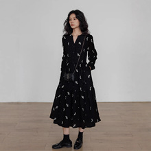 25新款法式复古灯芯绒连衣裙V领印花长袖黑色大码宽松中长款英伦