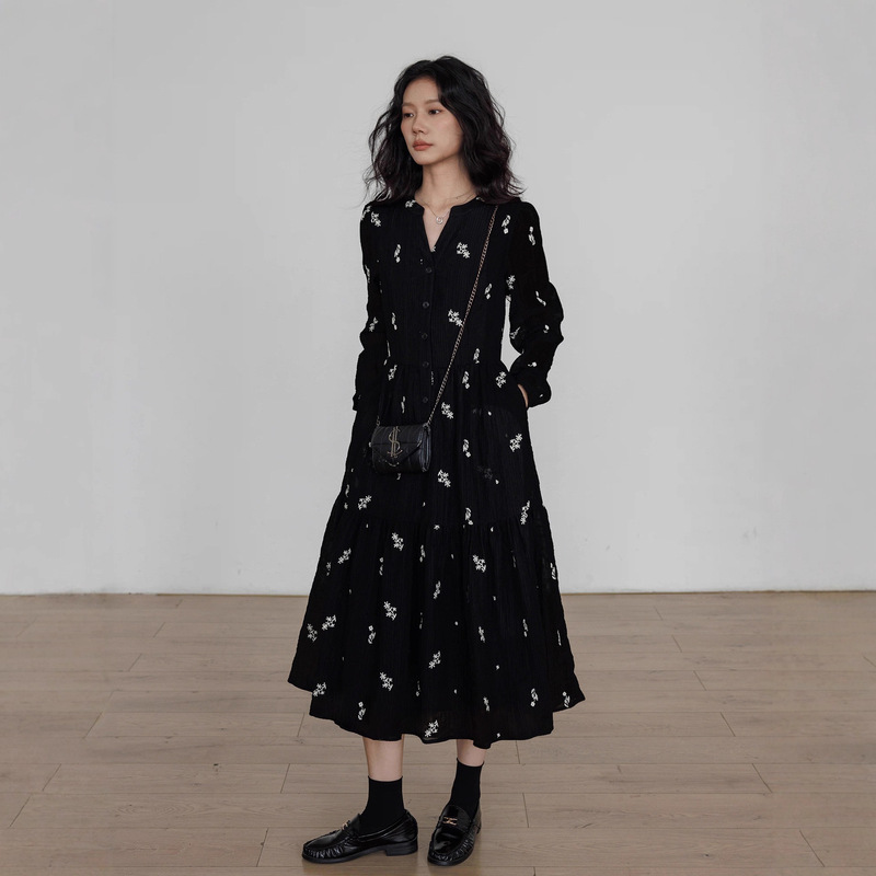 25 New French Retro Corduroy Dress V Neck Printed Long Sleeve Black Large Size Loose Mid-Length British Style