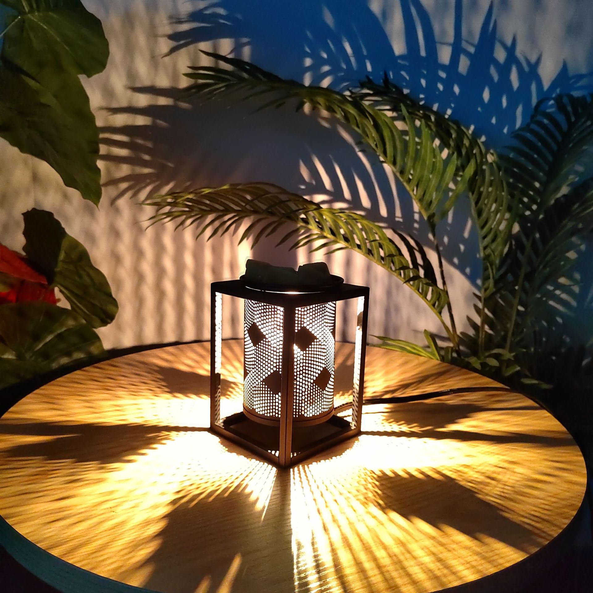 跨境新品铁艺镂空投影香薰灯四柱融蜡灯蜡熔化器瑜伽房香蜡加热器