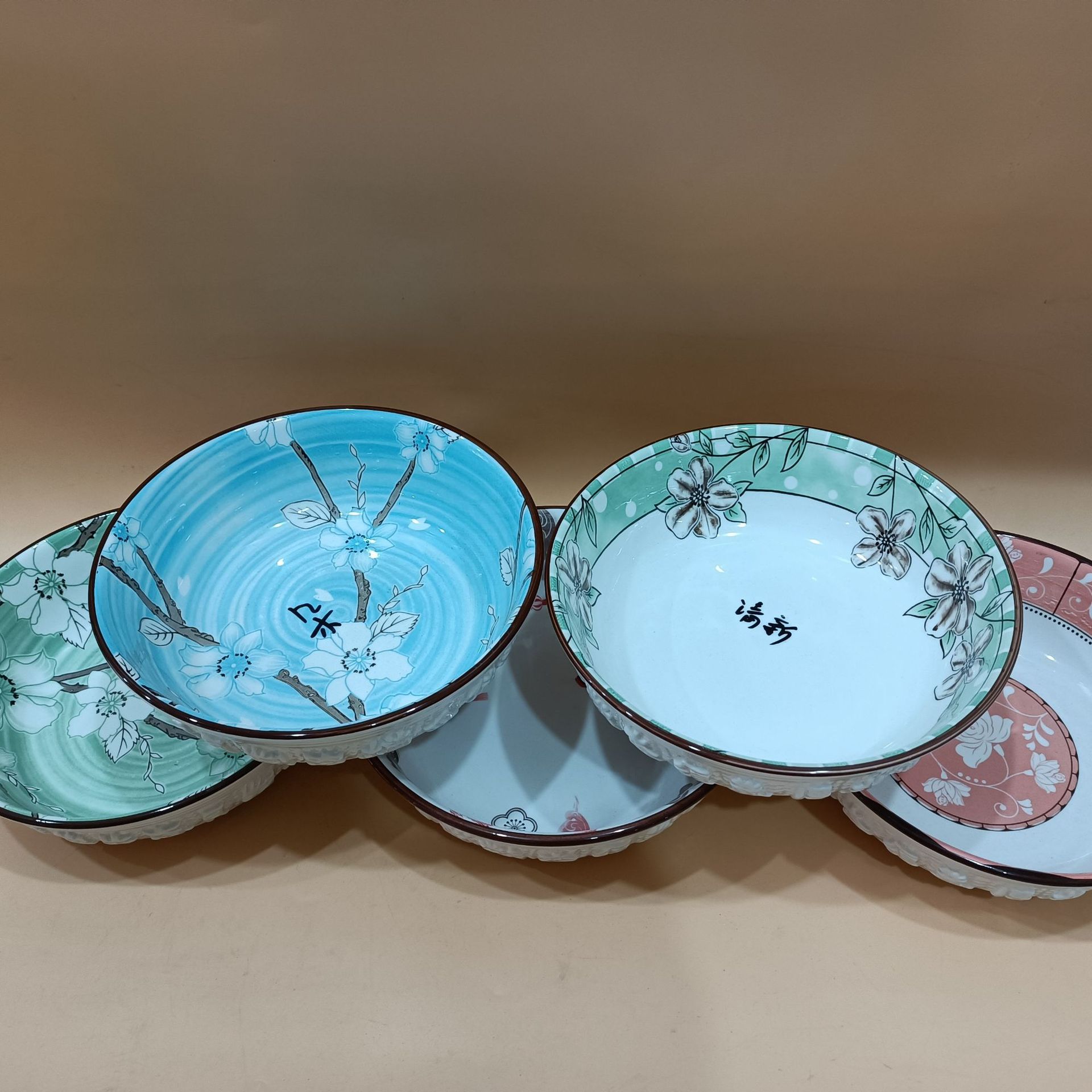 源头货源供应陶瓷浮雕古碗 电子碗家 用酒店用毛血旺碗大汤碗